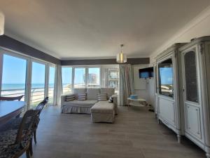 Apartment with Panoramic Sea Views
