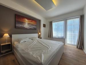 Apartment with Panoramic Sea Views