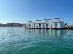 Dream houseboat with sea view and hot tub