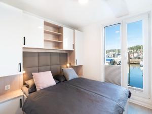 Dreamy houseboat by the sea with terrace and hot tub
