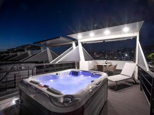 Dreamy houseboat by the sea with terrace and hot tub