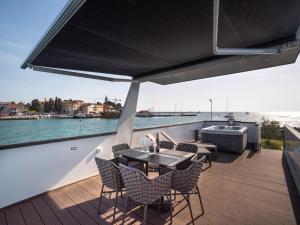Dream houseboat with sea view and hot tub
