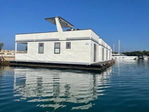 Dream houseboat with sea view and hot tub