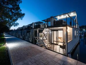 Dreamy houseboat by the sea with terrace and hot tub