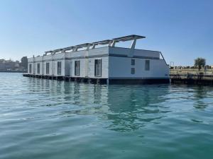 Dream houseboat with sea view and hot tub