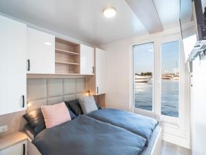 Dream houseboat with sea view and hot tub