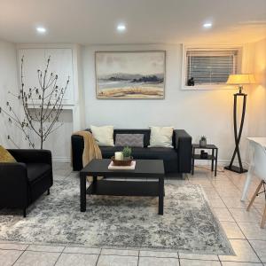 Modern Private 2-Bedroom Guest Suite l Lower Level lFree Parking