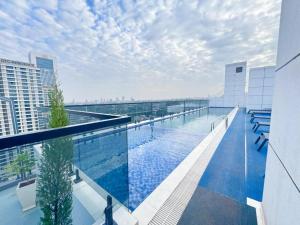 Misty Springs GTC Luxury 2BR, Rooftop Pool & Gym