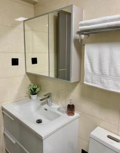 Misty Springs GTC Luxury 2BR, Rooftop Pool & Gym