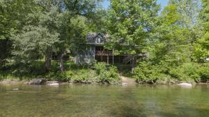 4 Wheeling Riverfront Paradise, awesome deck!