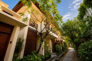 Bali Ayu Hotel & Villas 10 Minutes Walking Distance to the Beach