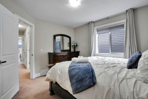 3 King Beds, 1 hr to Banff, Near YYC, BBQ, Games