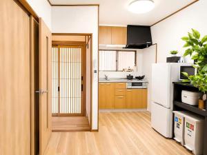 Yuraku USJ 5 minutes Nishikujo Station 5 minutes on foot Entire house for exclusive use Two toilets Maximum 7 people Direct access to Umeda, Osaka in 4 minutes Direct access to Kansai Airport