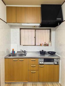 Yuraku USJ 5 minutes Nishikujo Station 5 minutes on foot Entire house for exclusive use Two toilets Maximum 7 people Direct access to Umeda, Osaka in 4 minutes Direct access to Kansai Airport
