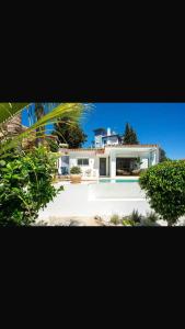 Villa moderna con piscina