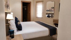 The Grand Heritage Vrindavan # Lavis & Luxury Rooms Near Nidhivan Sarovar Portico, Rukmini Vihar Vrindavan#