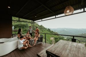 Grey Rock Mountain Cabin w Jacuzzi