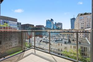 Luxury 2-room apartment with a beautiful city view - Mennica Residence