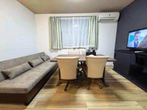 Yuraku 2 USJ 5 minutes Nishikujo Station 5 minutes on foot Entire house for private use Two toilets Maximum 7 people Direct access to Umeda and Osaka in 4 minutes Kansai Airport