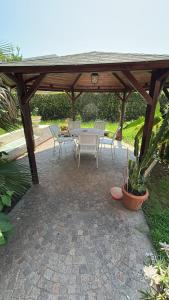 Seaside Apartment with Private Pool and Parking, Anzio