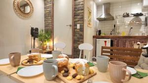 홍대입구역 도보 7분#많은친구#4BR#7bed#2Bath#Urban Forest