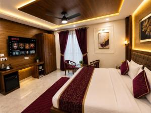 Hotel Aura Bellamonts Near Delhi Airport- Free Airport PickUp & , Breakfast & Dinner Complementary