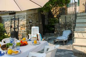 Sea-View Garden Apartment, Central and Peaceful