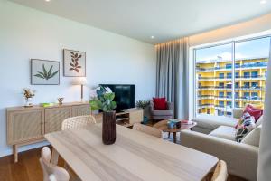 Horizon Quarteira 1BR beachfront, pool