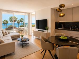 Elegant Beachfront Apartment
