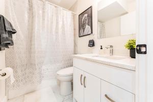 Luxury Private King Guest Suite Near Downtown Calgary Free Parking High Speed WiFi Air Conditioning Self Check In
