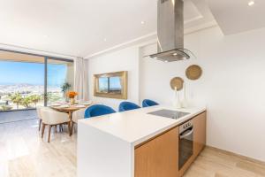 Luxury 2 BR Condo - Oceanview Pool - Gym