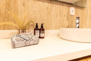 Luxury 2 BR Condo - Oceanview Pool - Gym