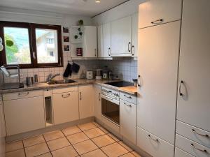 Spacious, Central 4 Bedroom Apt - 1 min from Train