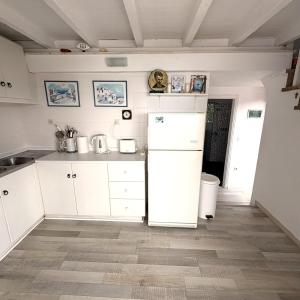 Uphill apartment for 4, near Achladies beach
