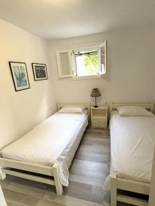 Uphill apartment for 4, near Achladies beach