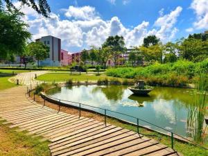 Luxury Cozy Room Pool & Gym 10mins from Airport