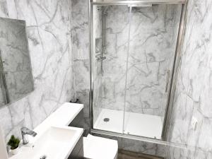 Modern Flat Close to EMA Airport 3