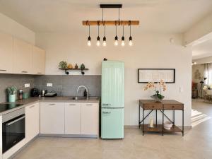Lykovrysi - Modern Apartment Near Athens by ΜΡS