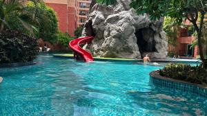 Pool & Garden Access Room - Seven Seas Condo by Som