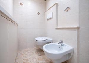 Bright & Sunny Apartment with Air Conditioning