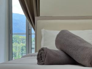 Comfy 2BR Condo with Swimming Pool & Free WiFi Netflix near Lake Garden Zoo