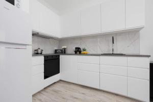 Stylish Apartment with Garden in Quiet Neighborhood by Noclegi Renters