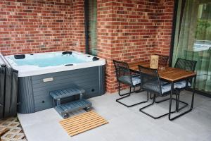 Pulse Green Patio Jacuzzi Suite