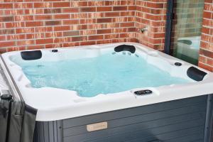 Pulse Green Patio Jacuzzi Suite