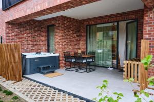 Pulse Green Patio Jacuzzi Suite