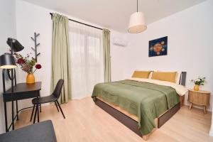 Pulse Green Patio Jacuzzi Suite