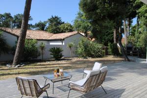 Villa Pinède 800m from Beach Private Jacuzzi Pine Forest Sleeps 8