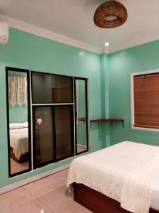 Bright & Spacious Stay in the Heart of Town