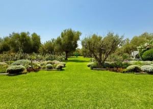 Luxury Villa with Pool, Staff & View