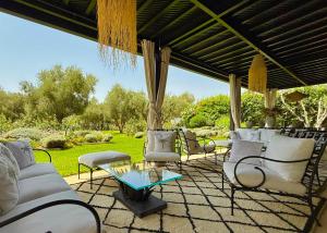 Luxury Villa with Pool, Staff & View